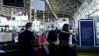EU bỏ quy định đeo khẩu trang khi đi máy bay từ tuần tới