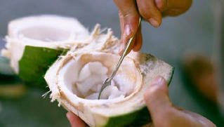 Tại sao ăn cùi dừa trước khi ngủ thì tốt?