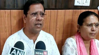 Vợ chồng già kiện con trai đòi bồi thường 'khủng' vì… không chịu sinh cháu