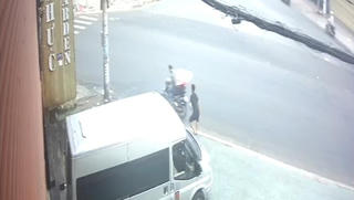 Bất bình cảnh giật điện thoại bất thành, thanh niên ngạo nghễ bỏ đi