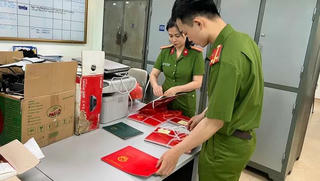 Bắt đối tượng làm giả bằng đại học, căn cước công dân... quy mô cực lớn ở Hà Nội