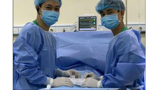 Nhập viện vì tự dùng máy massge, bơm silicon 'cậu nhỏ'