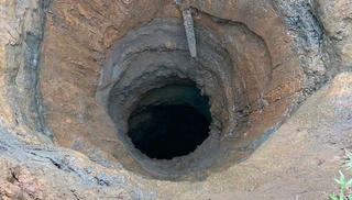 Bất ngờ xuất hiện 'hố tử thần” sâu hun hút sau tiếng động lớn