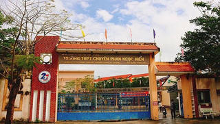 Kỷ luật hiệu phó trường chuyên yêu cầu học sinh ăn đồ đã bỏ thùng rác