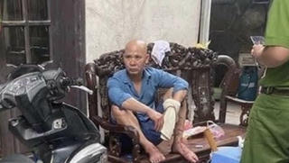 Nghi án chồng chém vợ trọng thương rồi ngồi 'thần mặt' trên ghế salon