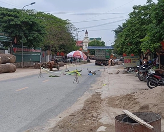 Mở cửa ô tô bất cẩn khiến người phụ nữ đi xe đạp ngã bị xe tải cán tử vong