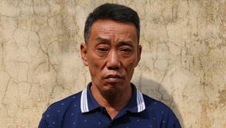 Khống chế người đàn ông tẩm xăng lên người vợ, dọa đốt