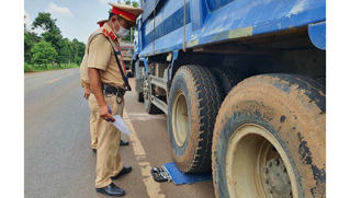 Bắn súng cảnh cáo tài xế xe ben mới chịu cân tải trọng