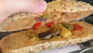 Chiếc bánh mì 'tệ nhất trên máy bay' giá gần 150 nghìn gây tranh cãi