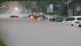 Nhiều tuyến phố Bắc Ninh ngập nặng sau mưa lớn, ô tô nổi 'lềnh phềnh'