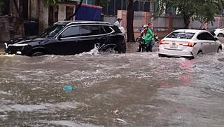 Xe bị ngập nước phải làm gì?