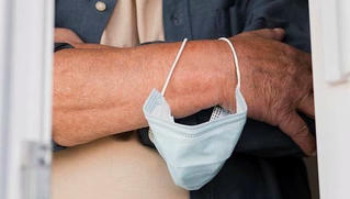 Hiểm họa khi đeo khẩu trang trên cằm cánh tay