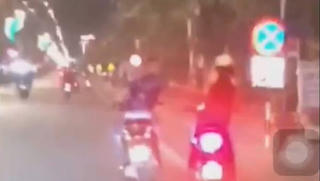 Truy tìm thanh niên đi SH giở 'trò biến thái' với cô gái trên đường Quảng Bình