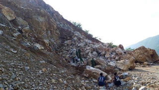 Đá sạt lở vùi lấp khiến 2 công nhân tử vong ở Hà Giang