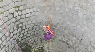 Thót tim cảnh phụ nữ Ấn Độ mạo hiểm trèo xuống giếng sâu 9m lấy nước