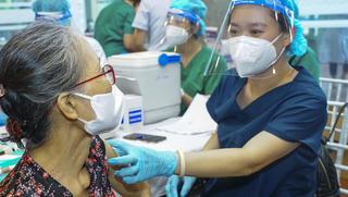 Hà Nội triển khai tiêm mũi 4 vaccine phòng COVID-19