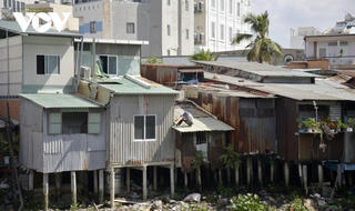 TP HCM cảnh báo nguy cơ nhà tạm sụp đổ xuống sông