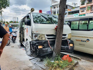 Hãi hùng kẻ ngáo đá trộm xe cấp cứu chạy loạn xạ trên đường