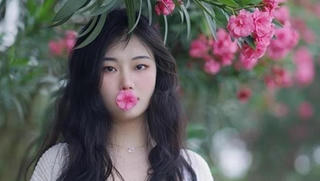 Nữ sinh viên suýt chết khi ngậm hoa để 'sống ảo'