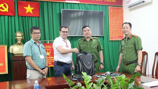 Du khách Pháp ngạc nhiên trước sự tài tình của Công an TP HCM