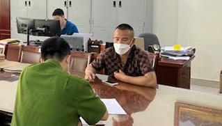 Người đàn ông vào tòa án giật hồ sơ ly hôn rồi lên ô tô bỏ chạy