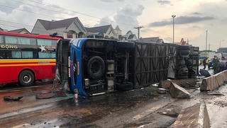 Lật ô tô khách, 1 phụ nữ tử vong, 6 người khác phải cấp cứu