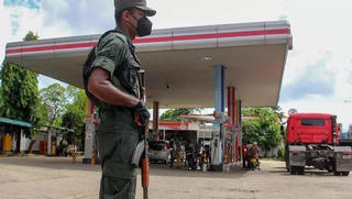 Xếp hàng 5 ngày chờ đổ xăng, tài xế tử vong trong xe