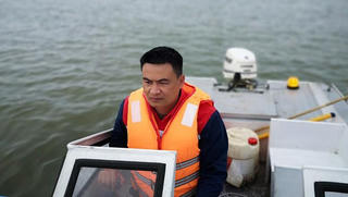 Anh giám đốc bỏ việc, đi vớt người đuối nước