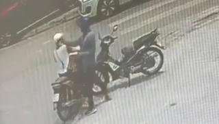 Người phụ nữ bị đánh khi chở con nhỏ