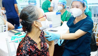 Thủ tướng chỉ đạo đẩy nhanh tiêm vaccine phòng COVID-19 mũi 3, mũi 4