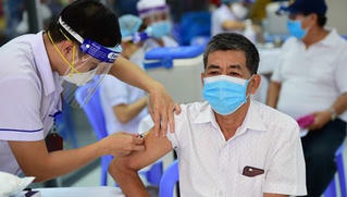 Tiêm mũi 3, mũi 4 vaccine COVID-19 có phản ứng phụ thế nào?