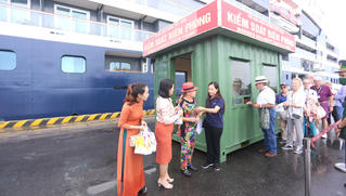 Tàu du lịch 5 sao đưa hơn 200 khách quốc tế đến Đà Nẵng