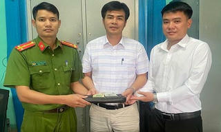 Nhặt được ví tiền cán bộ văn hóa xã tìm người trả lại