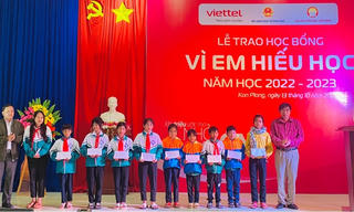 Trao 70 suất học bổng từ chương trình “Vì em hiếu học” năm 2022 