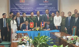 Phát triển quan hệ hợp tác biên giới Việt Nam - Lào