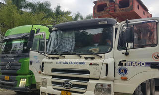 Tạm giữ 2 xe siêu trường, siêu trọng không chấp hành hiệu lệnh giao thông