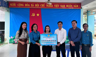 Tặng hơn 2.100 bộ SGK mới cho học sinh các trường ngập lụt ở Đà Nẵng