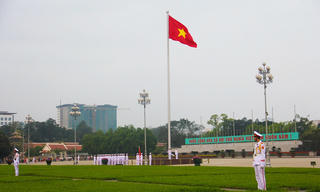 Treo Quốc kỳ - hành động thiêng liêng được pháp luật bảo vệ