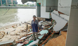 Sóng lớn đánh sập nhiều nhà dân ở Nha Trang