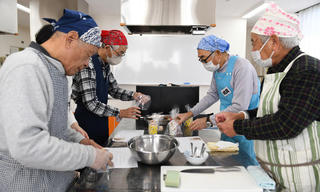 Nhiều người đàn ông trung niên Nhật học làm công việc nội trợ