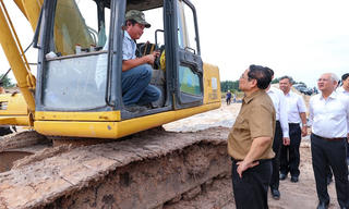 Chùm ảnh Thủ tướng tới công trường khảo sát một số dự án hạ tầng giao thông trọng điểm tại Bình Dương 