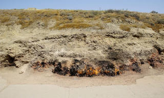 Kỳ lạ ngọn lửa cháy 4.000 năm không bao giờ tắt, bất kể mưa gió hay tuyết rơi