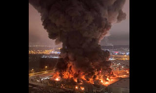 Cảnh cháy dữ dội tại trung tâm thương mại ở ngoại ô Moskva 