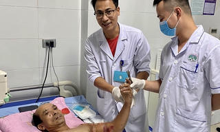  Nối lại cánh tay bị đứt lìa cho nam bệnh nhân 