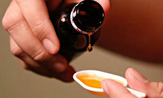 18 trẻ em Uzbekistan tử vong do uống siro nhập khẩu từ Ấn Độ