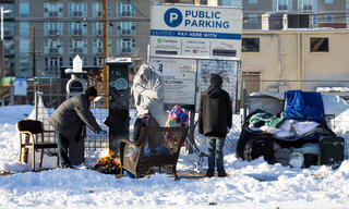 Hình ảnh người dân trên khắp thế giới co ro trong giá rét trước thềm Năm mới