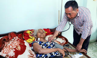 Bí thư huyện nhiều năm tranh thủ giờ nghỉ khám bệnh cho người nghèo