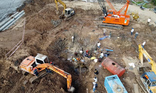 Vụ bé trai rơi xuống trụ bêtông sâu 35m: Chưa thể nhổ cọc bêtông để cứu bé