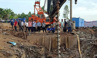 Toàn cảnh hiện trường giải cứu bé trai 10 tuổi rơi xuống ống cọc bê tông