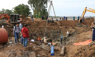 Tiên lượng về sức khỏe bé trai rơi xuống ống cọc bêtông sâu 35m